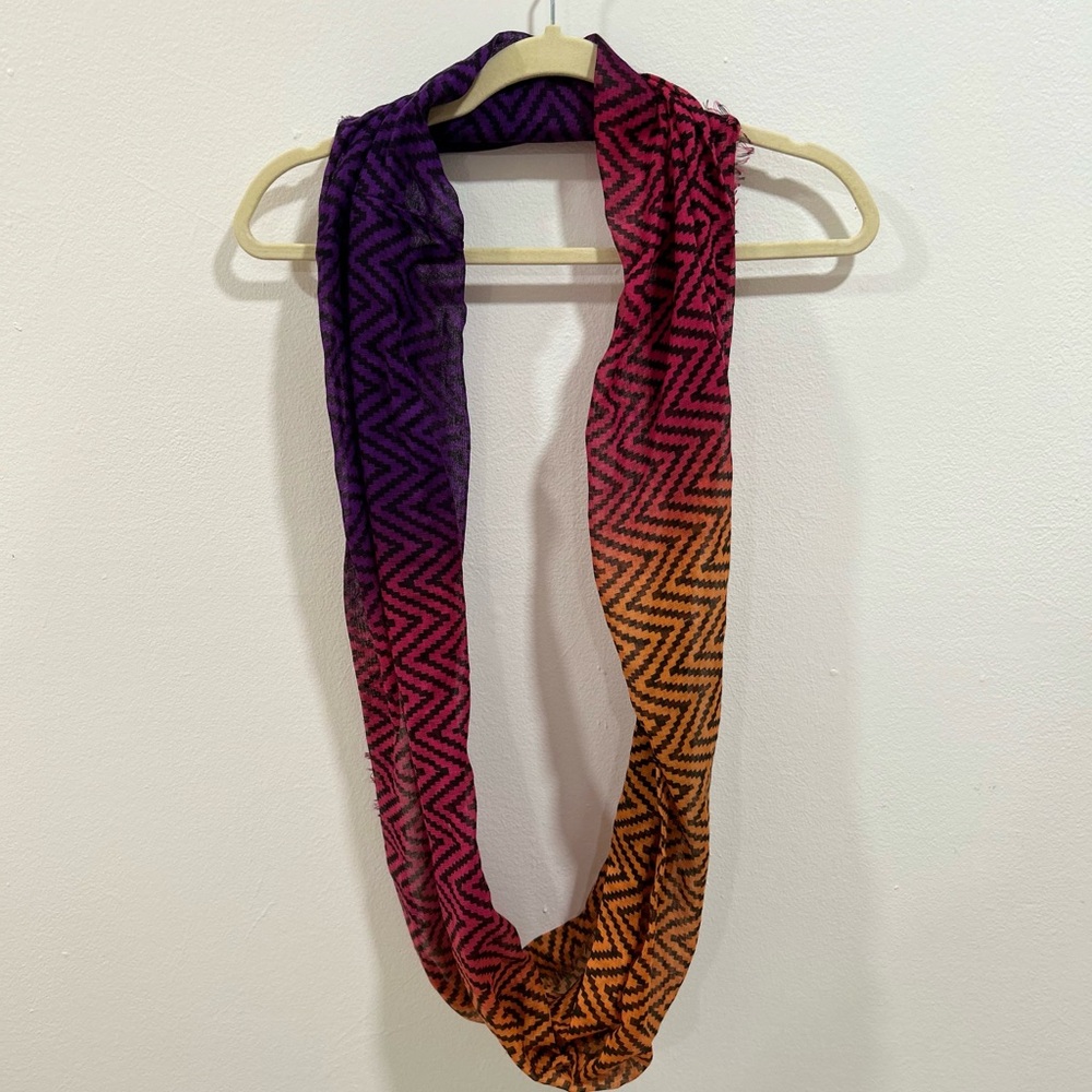 Vibrant Zigzag Pattern Scarf in Purple and Orange